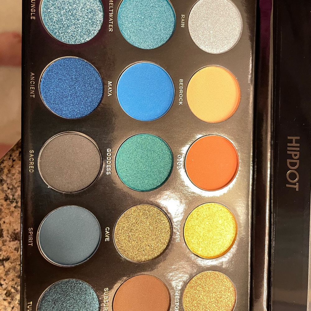 HIPDOT eyeshadow palette